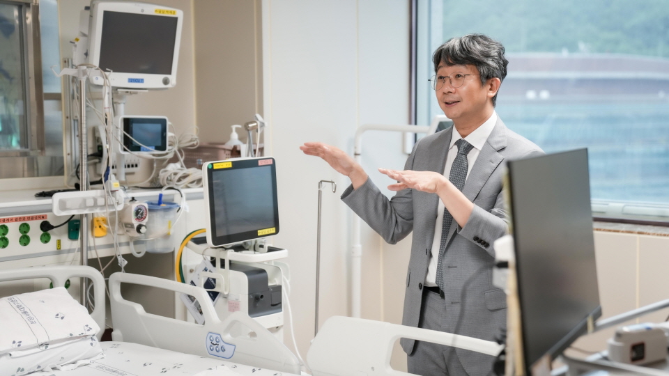 분당서울대학교병원 실제 1급 감염병 의사환자 발생 시 사용되는 국가기정 입원치료병상을 점검하고 있는 임승관 청장